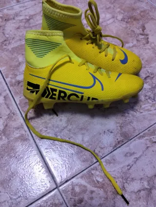 Botas de fútbol amarillas Nike Mercurial talla 31