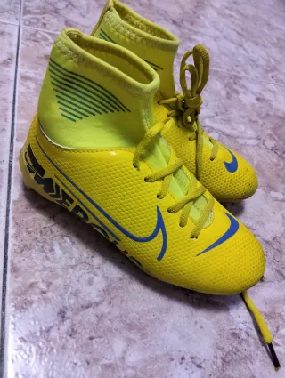 Botas de fútbol amarillas Nike Mercurial talla 31