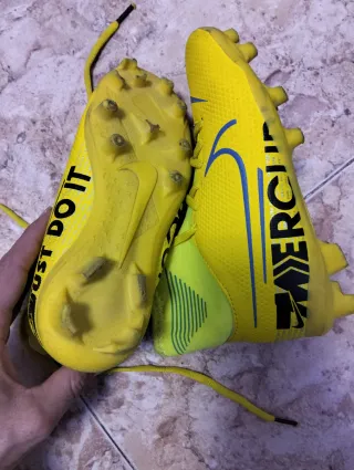 Botas de fútbol amarillas Nike Mercurial talla 31