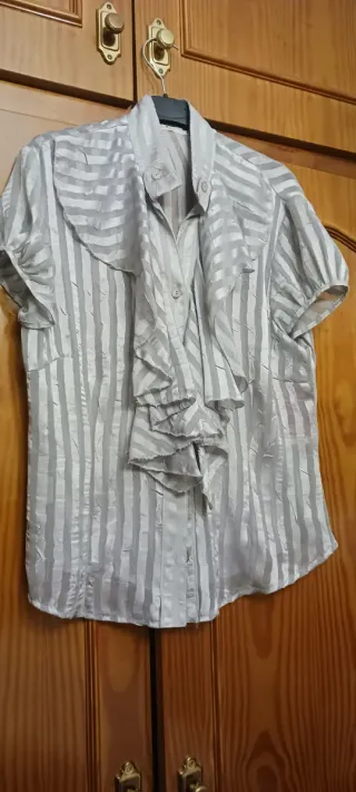 Blusa de fiesta plateada y blanca