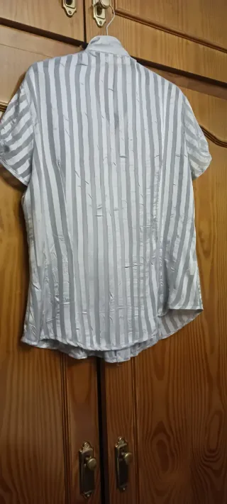 Blusa de fiesta plateada y blanca