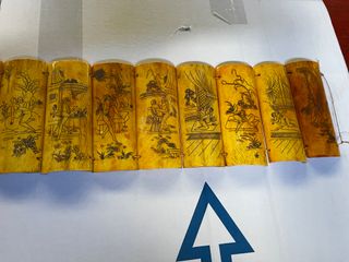 Placa decorativa tallada a mano