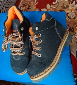 Botas montaña. Talla 36 Negras