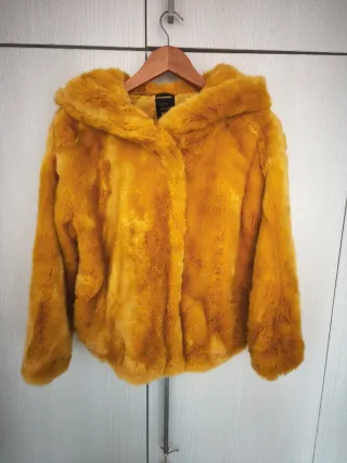 Chaqueta Zara amarilla peluda con capucha