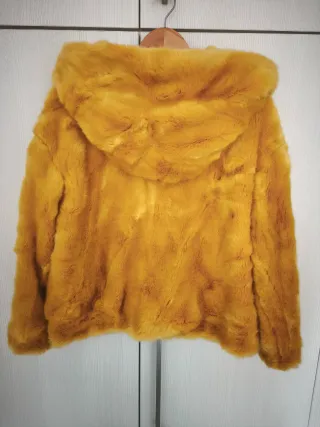 Chaqueta Zara amarilla peluda con capucha