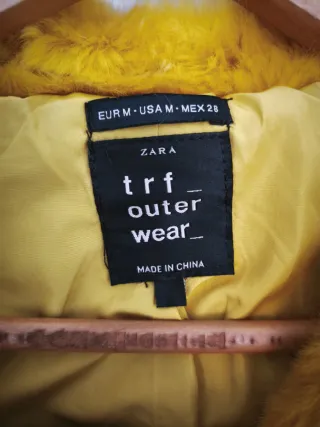 Chaqueta Zara amarilla peluda con capucha