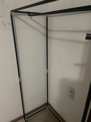 Perchero plástico negro y blanco 155cmx87cmx44cm