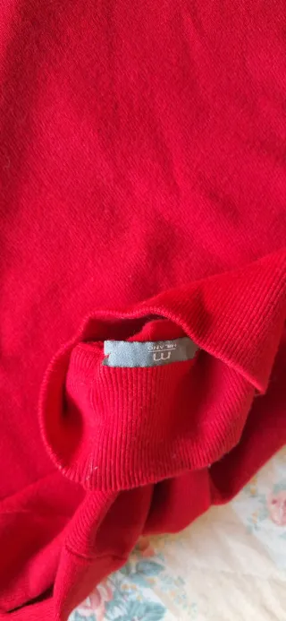 Maglia rossa con scollatura