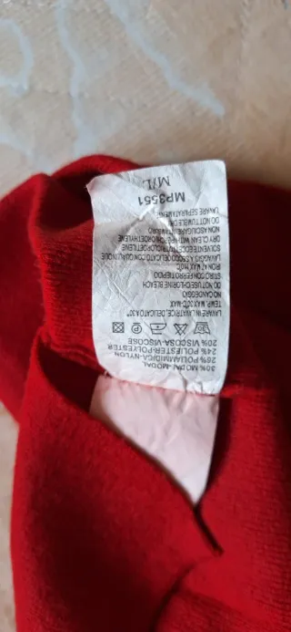 Maglia rossa con scollatura