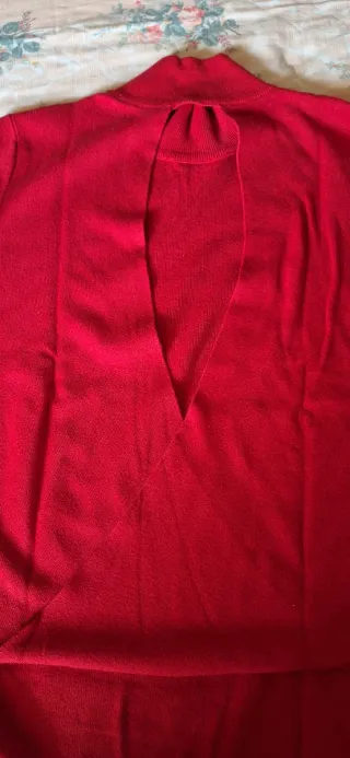 Maglia rossa con scollatura