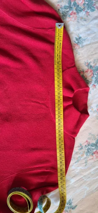 Maglia rossa con scollatura