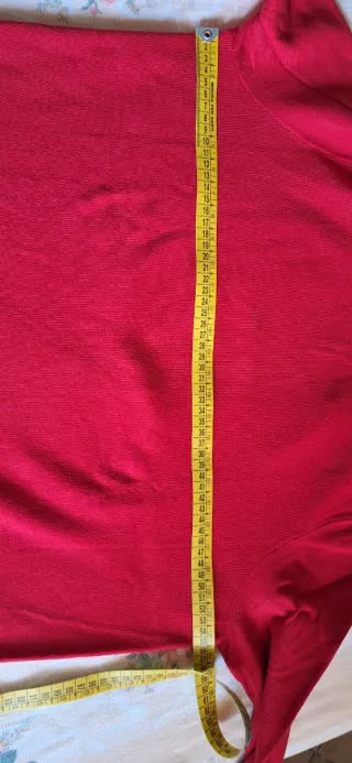 Maglia rossa con scollatura