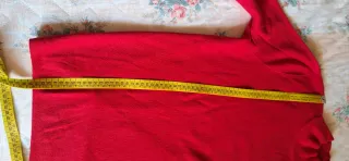 Maglia rossa con scollatura