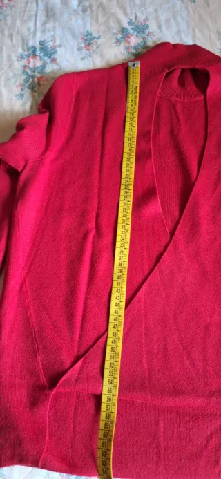 Maglia rossa con scollatura