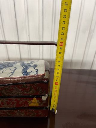 Caja antigua decorada con dragones