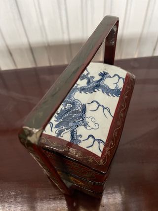 Caja antigua decorada con dragones