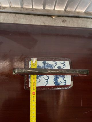 Caja antigua decorada con dragones