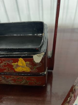 Caja antigua decorada con dragones