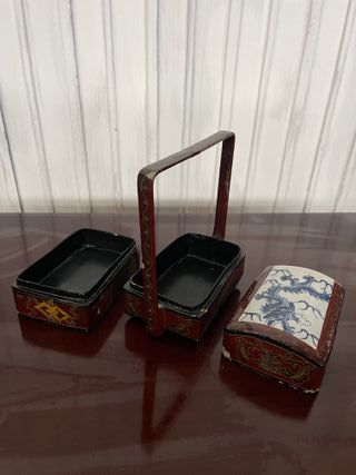 Caja antigua decorada con dragones