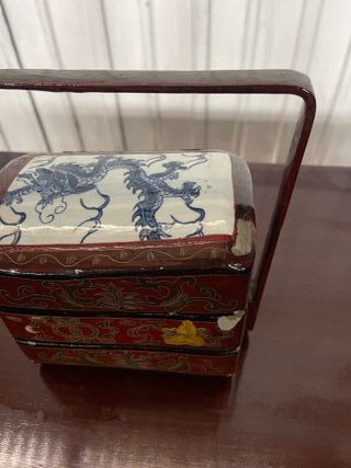 Caja antigua decorada con dragones