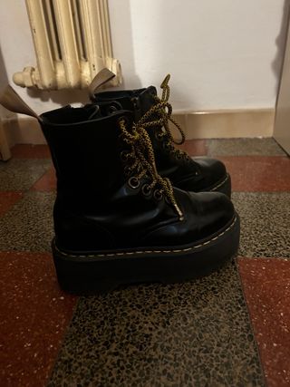Dr. Martens Jadon Max Platform Boots