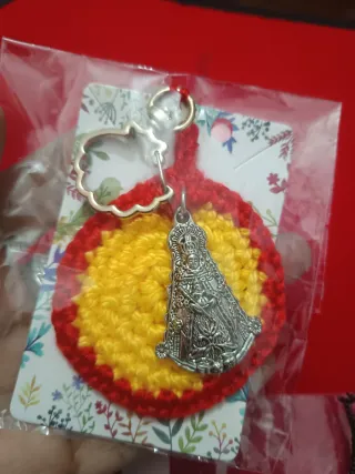 Llavero Virgen con crochet