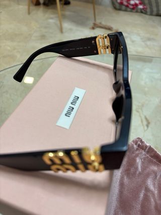Gafas de sol Miu Miu Glimpse negras y doradas