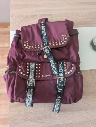 Mochila Desigual con tachuelas doradas