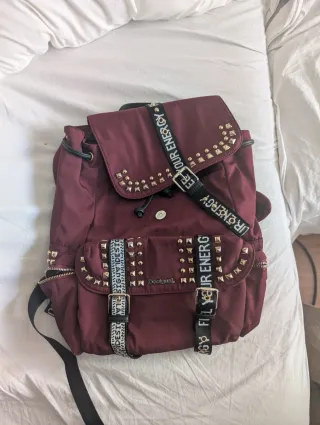 Mochila Desigual con tachuelas doradas