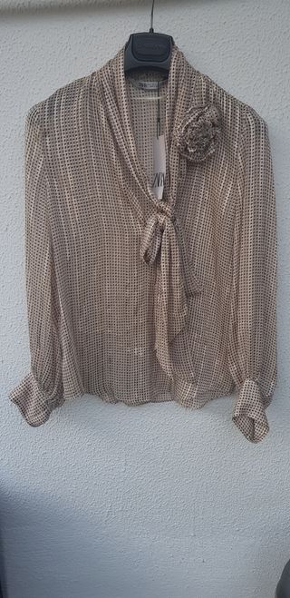 Camisa Zara Beige y Marrón con Flor