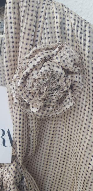 Camisa Zara Beige y Marrón con Flor