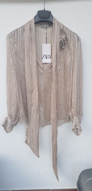 Camisa Zara Beige y Marrón con Flor