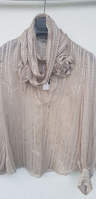Camisa Zara Beige y Marrón con Flor
