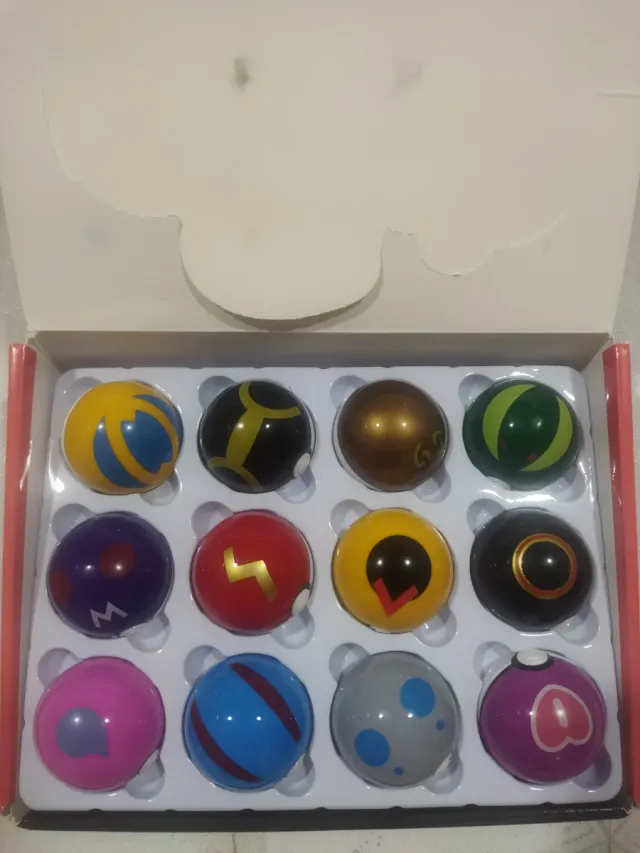 Scatola con 12 Pokéball PETELF GO