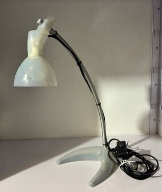 Lámpara de escritorio flexo.