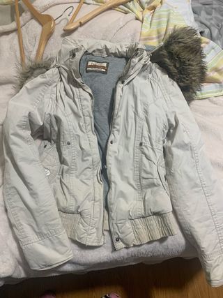 Abrigo Bershka Beige con Capucha y Borrego