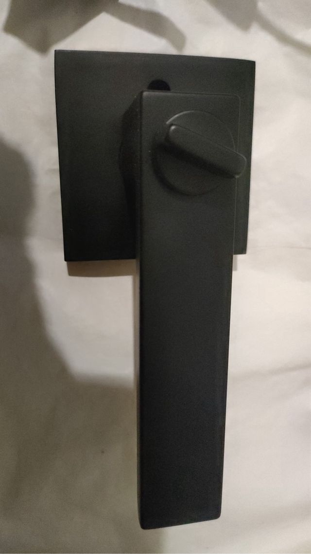 Manilla Puerta Negra Cuadrada con Llave