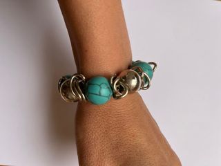 Pulsera piedras turquesa y eslabones plateados