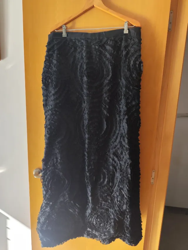 Falda larga negra con textura