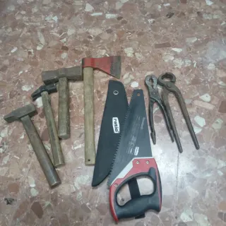Herramientas: Hachas, martillos, sierras y alicate