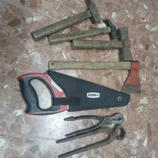 Herramientas: Hachas, martillos, sierras y alicate