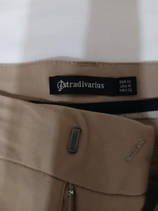 Pantalón beige Stradivarius talla 42