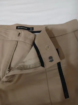 Pantalón beige Stradivarius talla 42