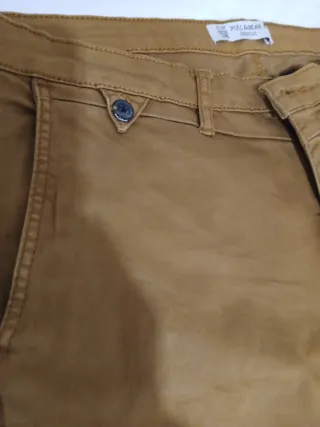 Pantalón beige Stradivarius talla 42