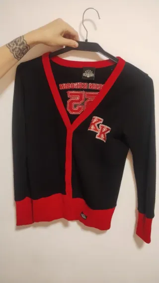 Chaqueta y camiseta de punto pinup negra y roja