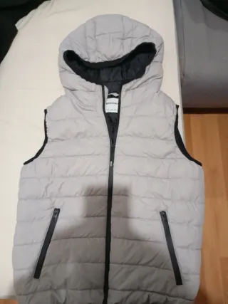 Chaleco Bershka gris con capucha