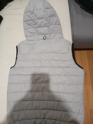 Chaleco Bershka gris con capucha