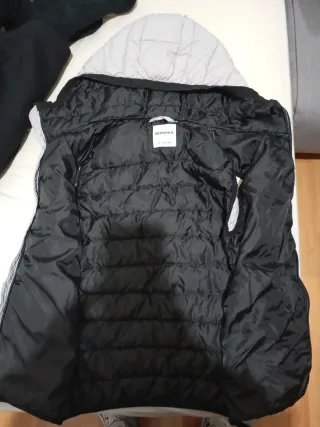 Chaleco Bershka gris con capucha