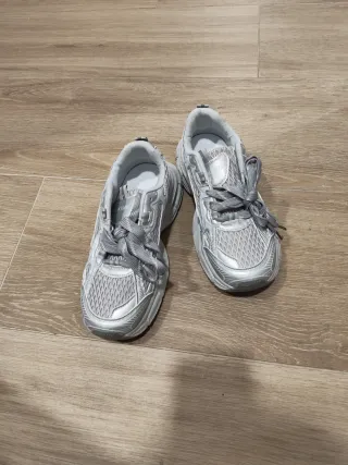 Zapatillas grises y plateadas