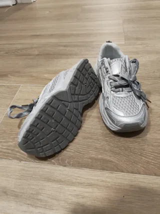 Zapatillas grises y plateadas